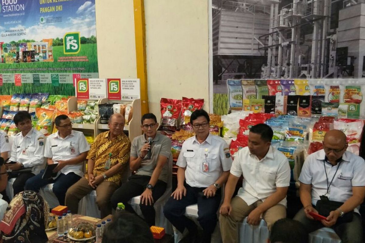 Wakil Gubernur DKI Jakarta Sandiaga Uno saat memimpin rapat kenaikan harga beras di Gudang Beras PT Food Station Tjipinang Jaya, Cipinang, Jakarta Timur, Rabu (24/1/2018).