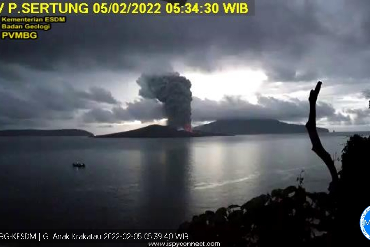 Terjadi erupsi G. Anak Krakatau pada hari Sabtu, 05 Februari 2022, pukul 05:32 WIB dengan tinggi kolom abu teramati ± 1500 m di atas puncak.