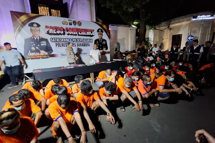 42 pelaku curanmor yang ditangkap periode Oktober-November 2025 di Surabaya, Rabu (3/12/2025).