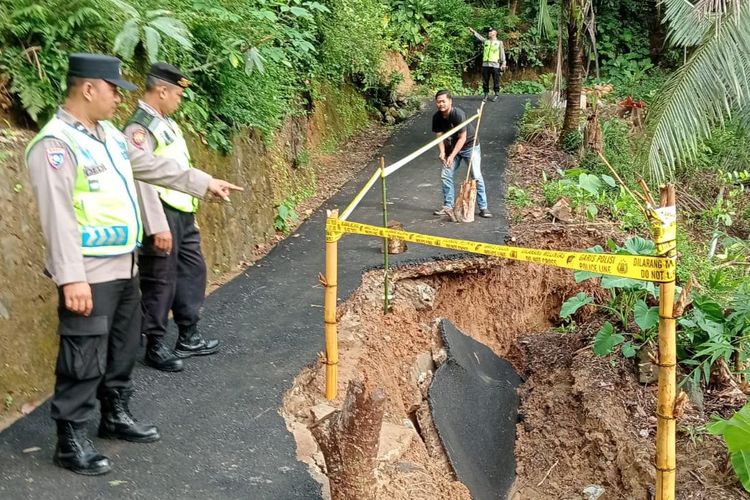 Diguyur Hujan Berjam-jam, Jalan di Buayan Kebumen Amblas