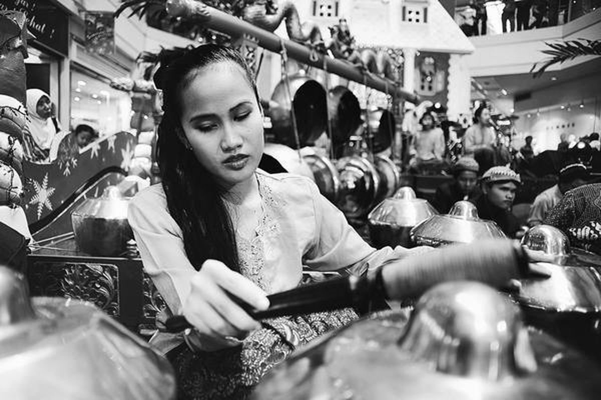 Narti Wilis (17), siswa tunanetra SLB A Yayasan Kesejahteraan Anak Buta (YKAB) Solo, bermain karawitan di Mal Ciputra, Kota Semarang, Jawa Tengah.  