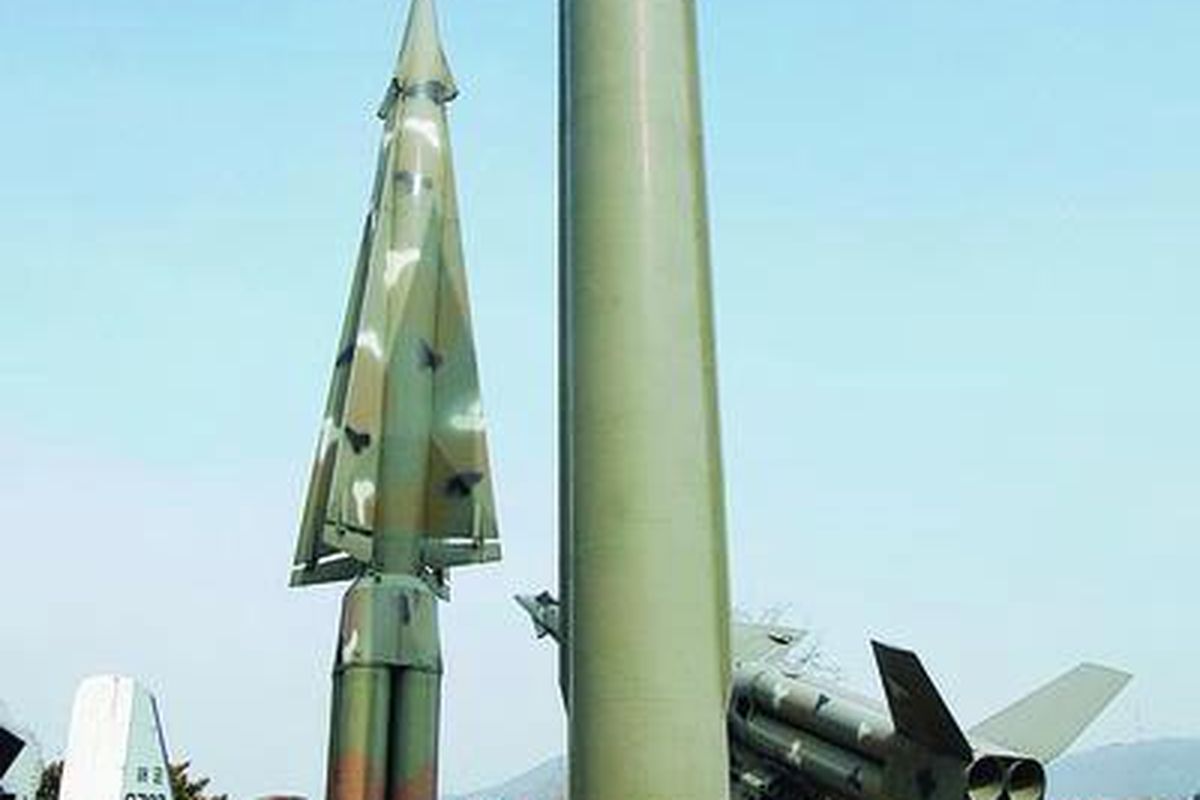 Model rudal Scub-B Korea Utara dan rudal lain milik Korea Selatan dipajang di Museum Peringatan Perang Korea, di Seoul, Korsel, Selasa (3/2). Korut bersiap melakukan uji coba rudal jarak jauh, Taeodong-2, yang bisa mencapai target di Alaska, AS.  