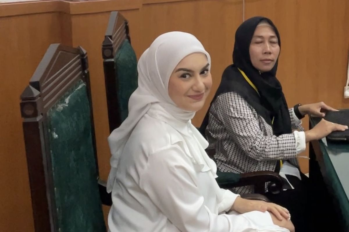 Artis Irish Bella menghadiri sidang cerainya dengan Ammar Zoni di Pengadilan Agama Depok, Kamis (23/11/2023). 