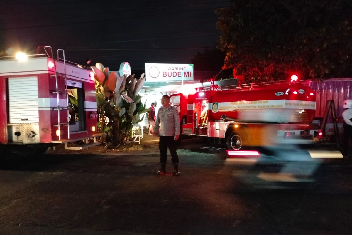 Petugas saat berusaha memadamkan api di rumah makan di Banyuwangi, Jawa Timur, Selasa (24/10/2023)
