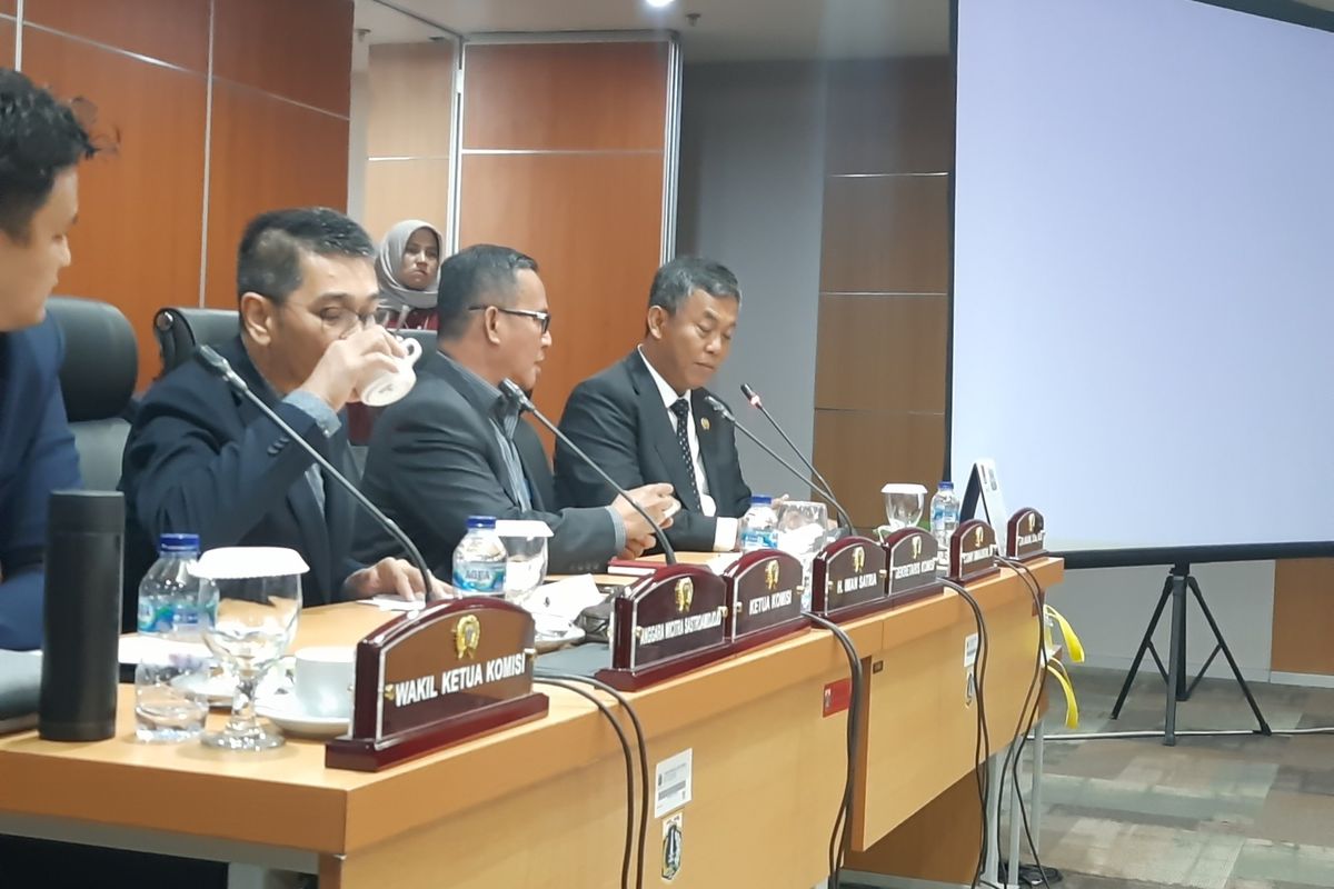 Ketua DPRD DKI Prasetio Edi Marsudi (paling kiri) saat memarahi Kadisbud DKI Iwan Wardhana di Komisi E, Gedung DPRD DKI, Rabu (19/2/2020)