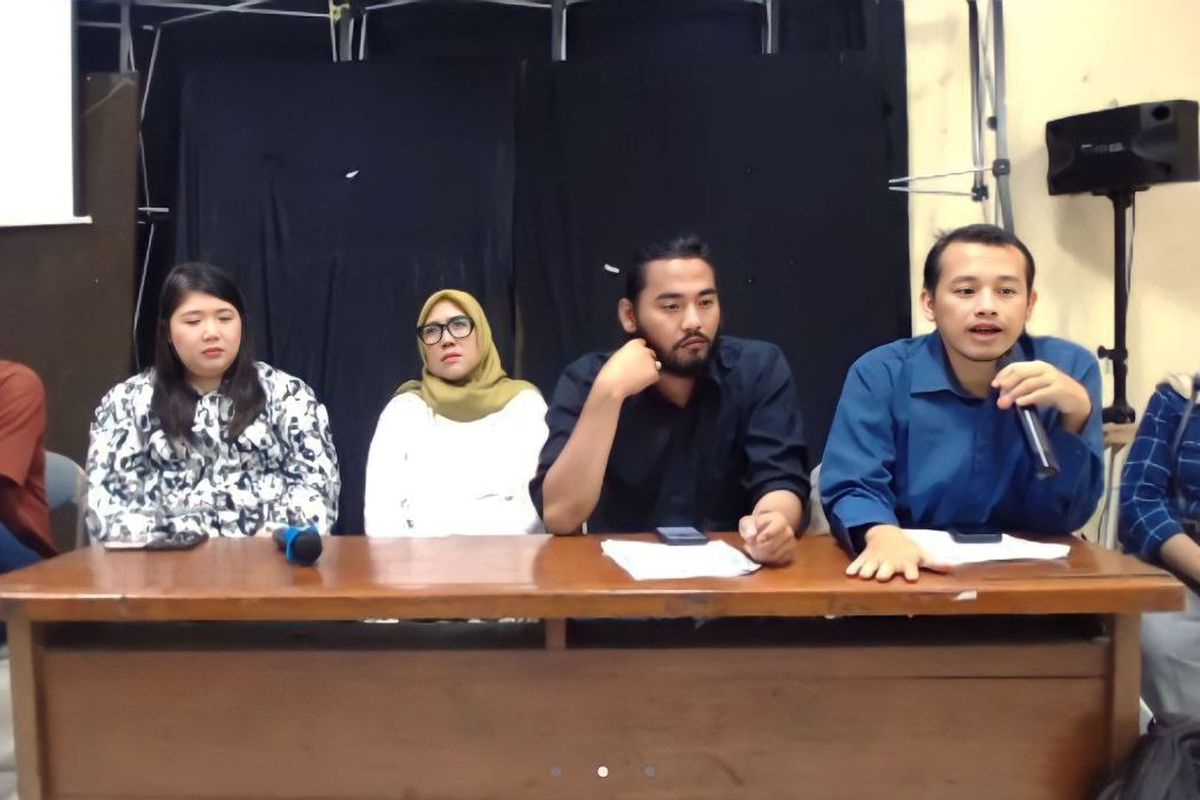 Koalisi Masyarakat Menolak Swastanisasi Air Jakarta (KMMSAJ) gelar konferensi pers di Lembaga Bantuan Hukum Jakarta, Jalan Diponegoro No.74, Menteng, Jakarta Pusat, pada Rabu (23/3/2023). (KOMPAS.com/XENA OLIVIA)