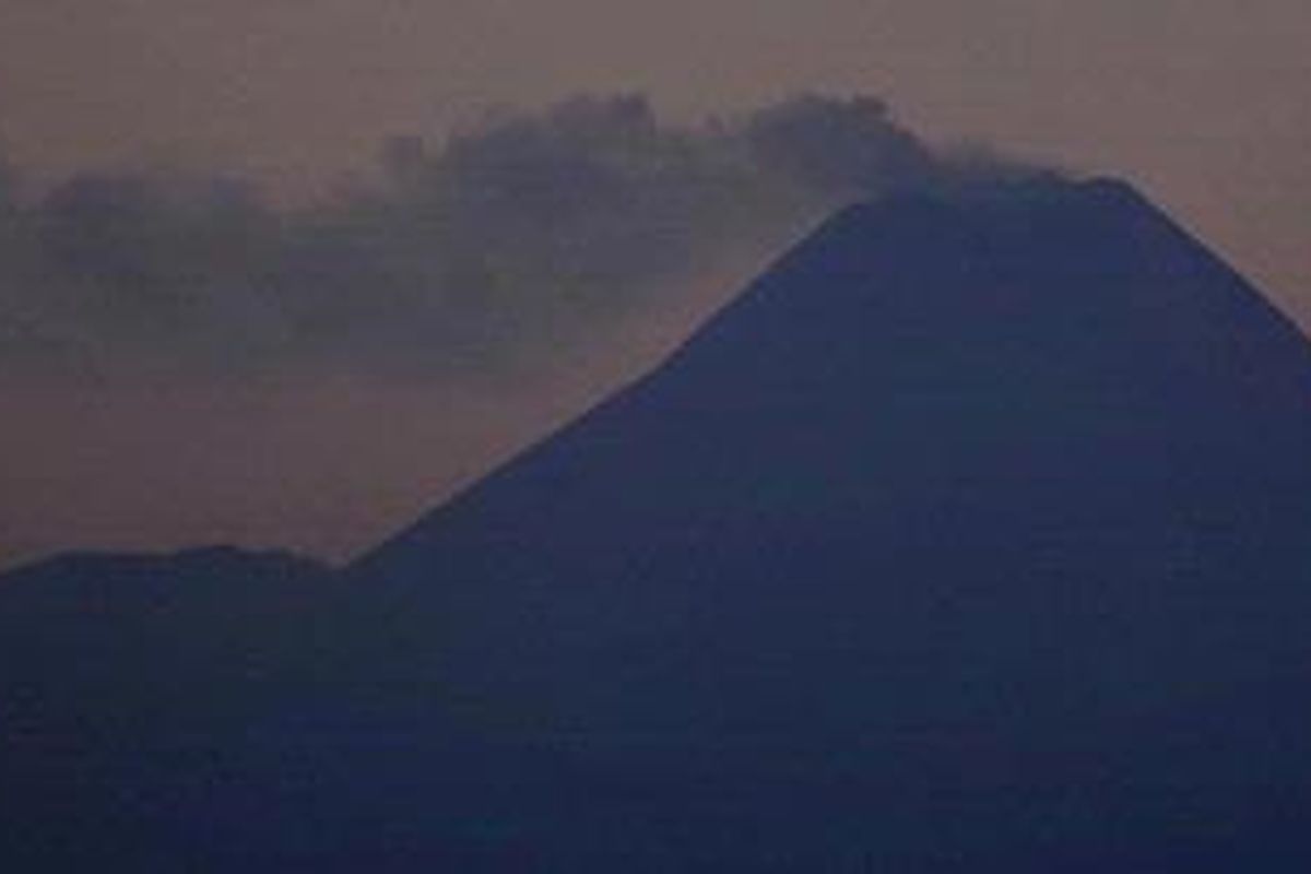 Aktivitas Gunung Merapi - Asap solfatara berhembus dari puncak Gunung Merapi ke arah barat laut sekitar pukul 17.55 BBWI seperti terlihat dari Desa Maguwoharjo, Depok, Sleman, DI Yogyakarta, Senin (20/8/2012). Hembusan tersebut dipicu oleh terjadinya gempa selama sekitar 9 detik di gunung tersebut. Kejadian serupa juga terjadi pada 15 Juli 2012 lalu. Hingga saat ini Gunung Merapi masih dalam kondisi normal. 