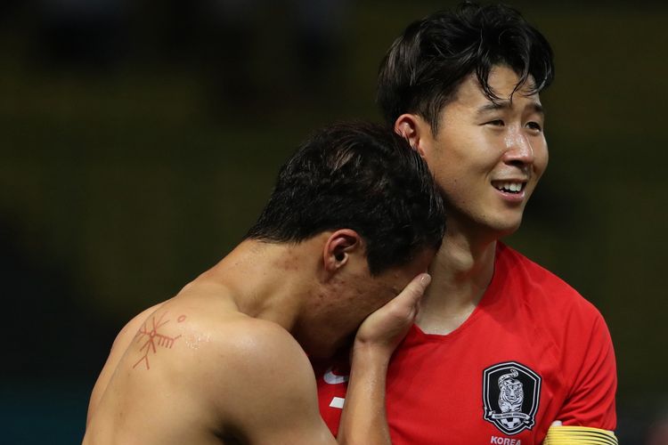 Pesepak bola Korea Selatan Hwang Hee-chan (kiri) bersama Son Heung min saat merayakan golnya kegawang tim sepak bola Uzbekistan pada babak Putra perempatfinal Asian Games 2018 di Stadion Patriot Chandrabhaga, Bekasi, Jawa Barat, Senin (27/8/2018). 