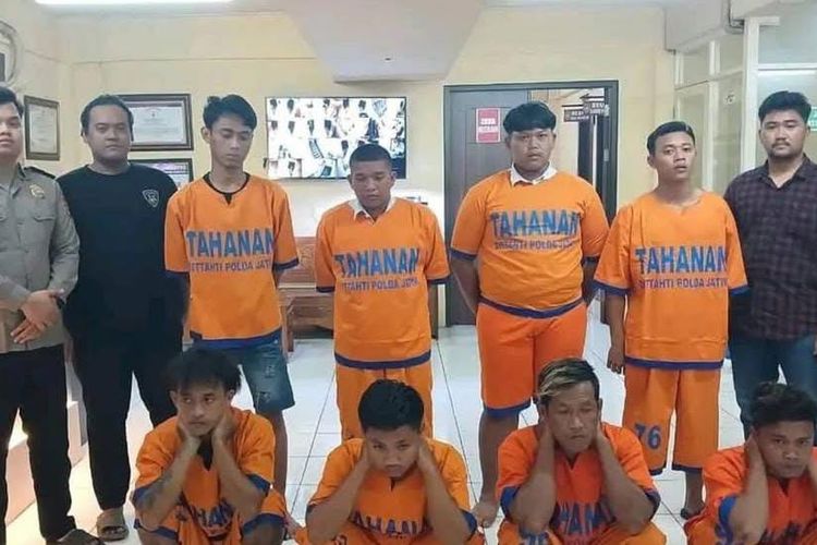 Sembilan tersangka pesilat yang melakukan pengrusakan di Polsek Watulimo, Trenggalek ditahan Polda Jatim, Kamis (23/1/2025).