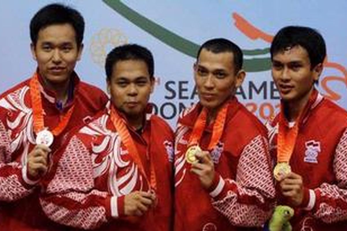 Pemain bulu tangkis ganda putra Indonesia dari kiri ke kanan, Hendra Setiawan, Markis Kido, Bona Septano dan M Ahsan berfoto bersama usai penerimaan medali pada final bulu tangkis SEA Games XXVI di Istora Senayan Jakarta, Sabtu (19/11/2011). Bona dan Ahsan menang atas pasangan ganda putra Indonesia lainnya yakni, Markis Kido dan Hendra Setiawan dengan skor 25-23 dan 21-10. 