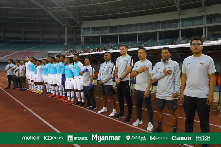 Pelatih timnas Indonesia, Simon McMenemy, dalam laga uji coba melawan Myanmar di Stadion Mandala Thiri, Mandalay, Myanmar, Senin (25/3/2019). 