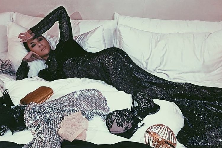 Kourtney Kardashian berpose dalam sebuah foto yang diunggahnya ke akun Instagram pribadinya.