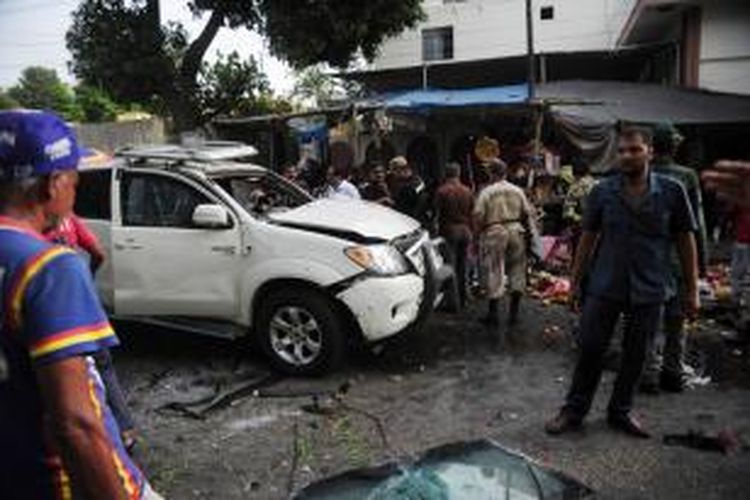 Aparat keamanan Paksitan mengamankan mobil yang dikendarai Bilal Sheikh, pengawal Presiden Asif Ali Zardari, yang hancur akibat serangan bom di Karachi. Bilal bersama sopirnya dan seorang warga tewas akibat serangan tersebut.