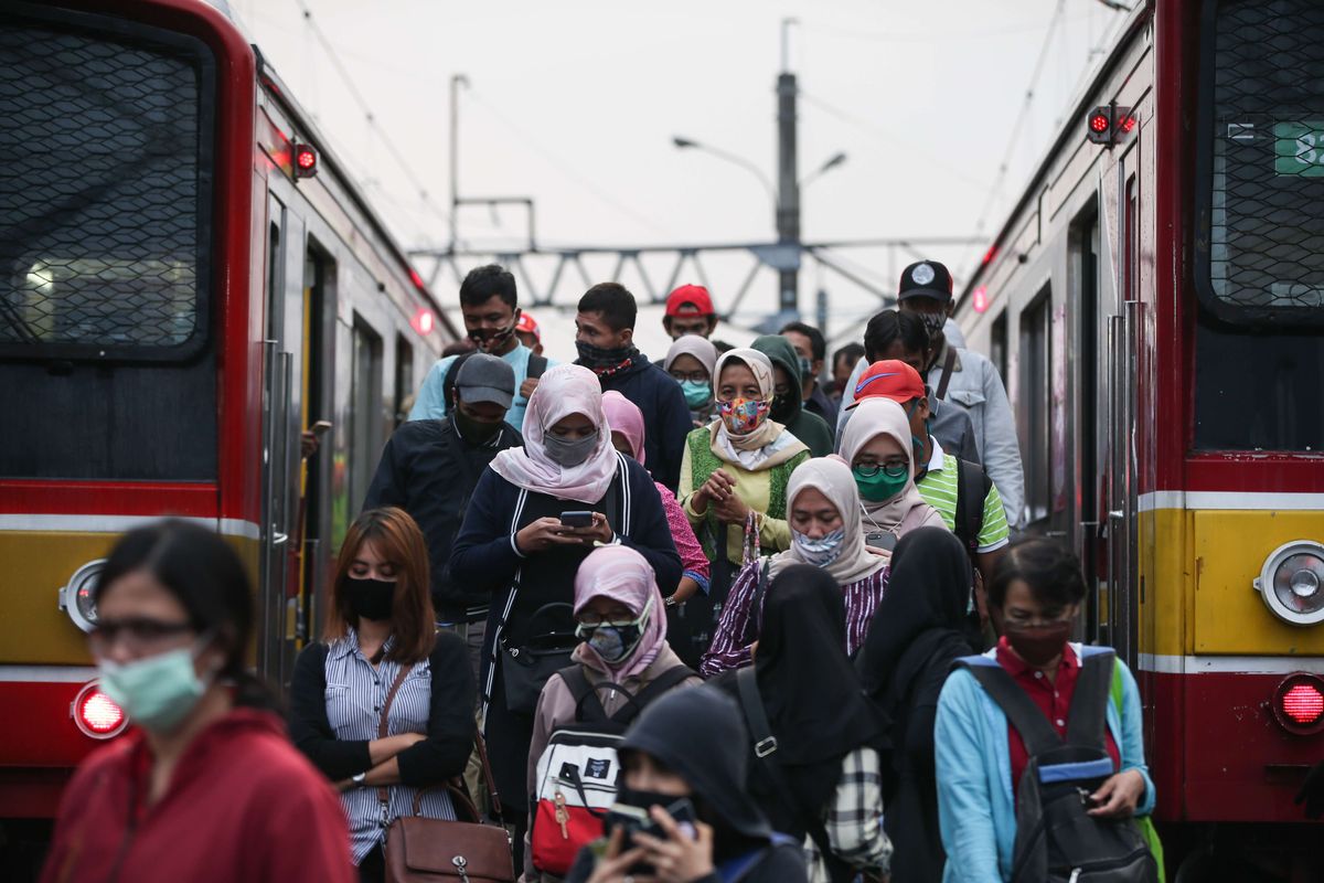 Penumpang KRL Commuter Line tiba di Stasiun Bogor, Jumat (26/6/2020). Tim gugus tugas penanganan Covid-19 Jawa Barat melakukan rapid test dan tes usap pada penumpang KRL Commuter Line yang tiba di Stasiun Bogor untuk memetakan sebaran Covid-19.