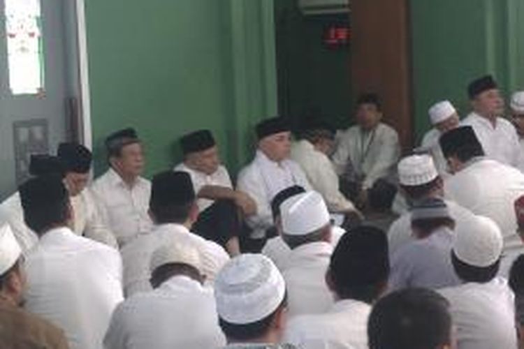 Hatta Rajasa (Tengah) dengan menggunakan Surban Putih, saat menghadiri Tabligh Akbar Politik Islam ke-2 di Masjid Agung Al Azhar Kebayoran Baru, Jakarta Selatan, Selasa (27/5/2014)