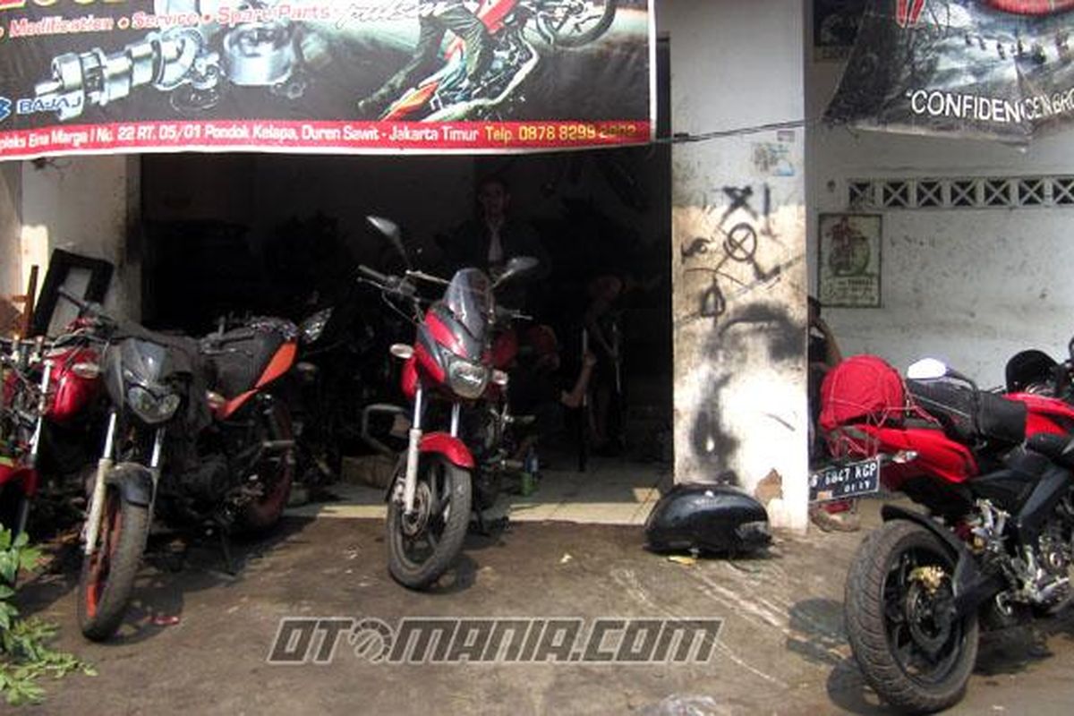 Bengkel spesialis Bajaj Pulsar yang berlokasi di Jalan Pondok Kelapa.