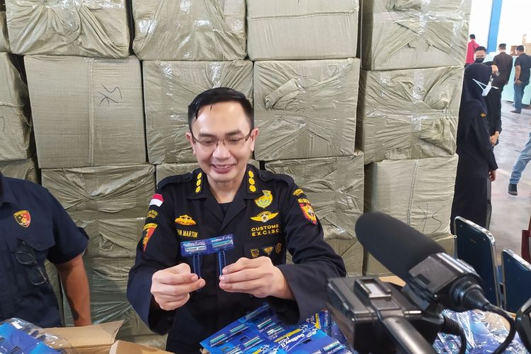 Bea Cukai Tanjung Emas Semarang temukan pisau cukur palsu dari China. Kamis (15/12/2022)