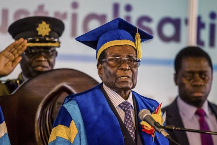 Presiden Robert Mugabe menghadiri wisuda di sebuah universitas di Harare, Jumat (17/11/2017). Ini adalah penampilan publik pertama Mugabe setelah intervensi militer.