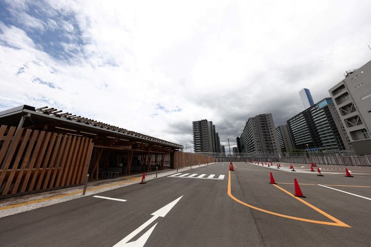 Pemandangan umum ini menunjukkan pintu masuk ke Village Plaza (kiri) dengan bangunan di Olympic Village (kanan) di seberangnya, selama tur media Village Plaza dan Olympic Village untuk Olimpiade Tokyo 2020 di Tokyo pada 20 Juni 2021 .