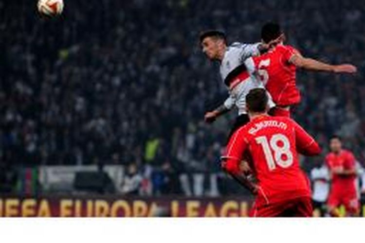 Pemain Besiktas, Jose Sosa (kiri atas) berduel dengan pemain Liverpool, Daniel Sturridge, dalam perebutan bola di udara pada leg kedua babak 32 besar Liga Europa di Ataturk Olympic Stadium, Istanbul, Kamis (26/2/2015).