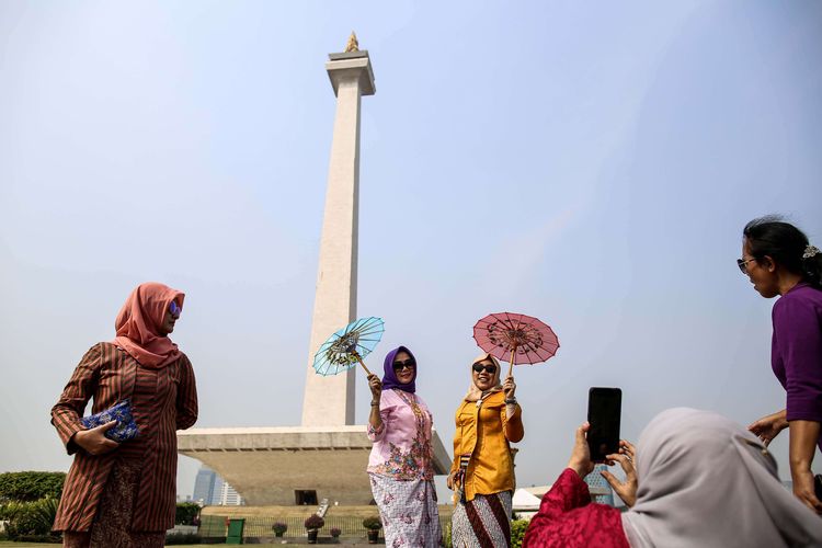 Sekelompok pegiat kebaya, menggelar kampanye gerakan #SelasaBerkebaya di sekitaran Tugu Monas, Jakarta Pusat, Selasa (2/7/2019). Kampanye #SelasaBerkebaya ini digagas untuk membiasakan perempuan mengenakan kebaya.