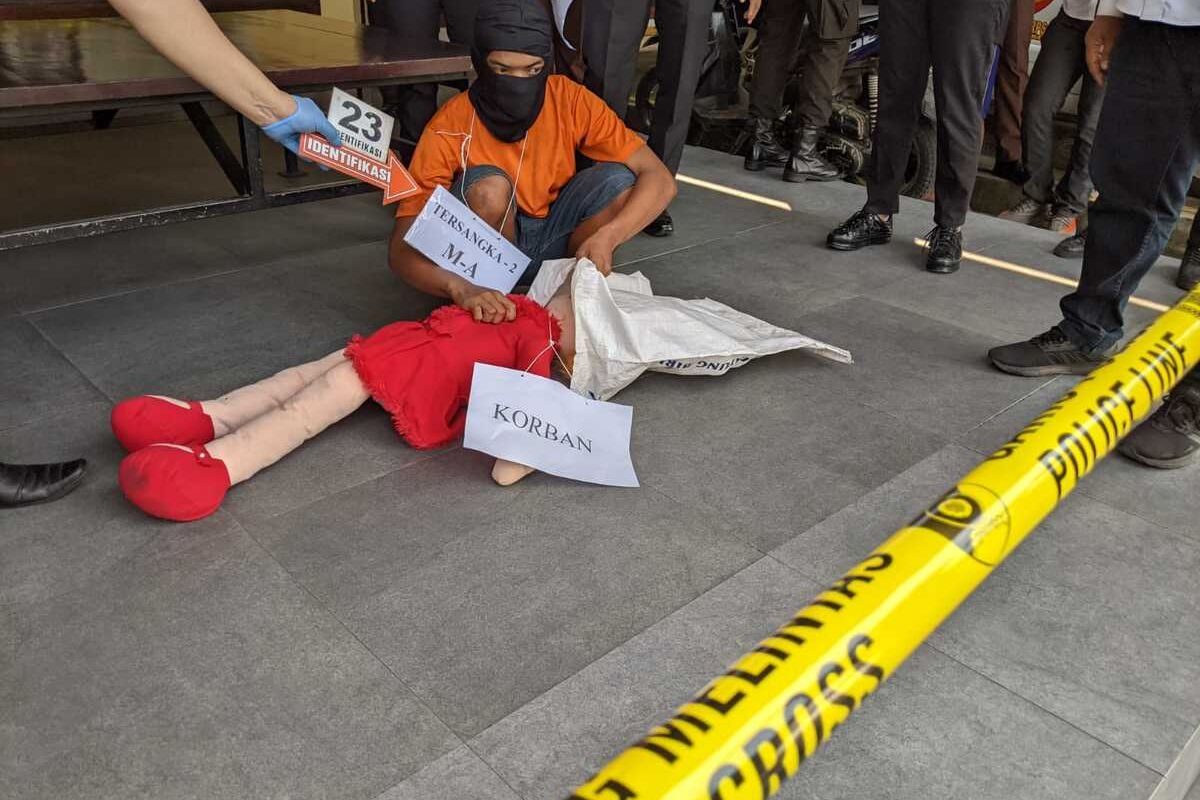 Pelaku pembunuhan terhadap AE, siswi SMP di Kabupaten Mojokerto, Jawa Timur, memeragakan sejumlah adegan dalam reka ulang (rekonstruksi) di Mapolres Mojokerto Kota, Senin (19/6/2023.