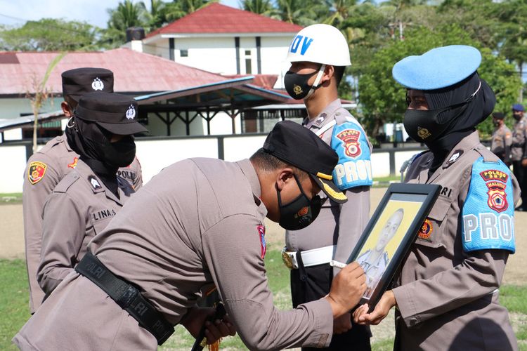 Kapolres Seram Bagian Timur, Maluku AKBP Agus Joko Nugroho memimpin upacara pemberhentian tidak dengan hormat (PTDH) Brigpol Mario Atihuta di lapangan upacara Polres setempat, Senin (21/11/2022)
