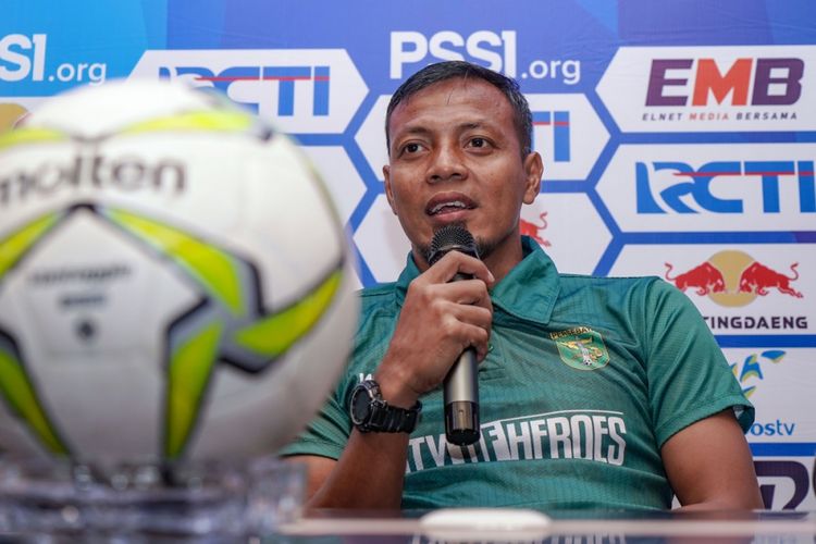 Asisten Pelatih Persebaya Surabaya, Bejo Sugiantoro.