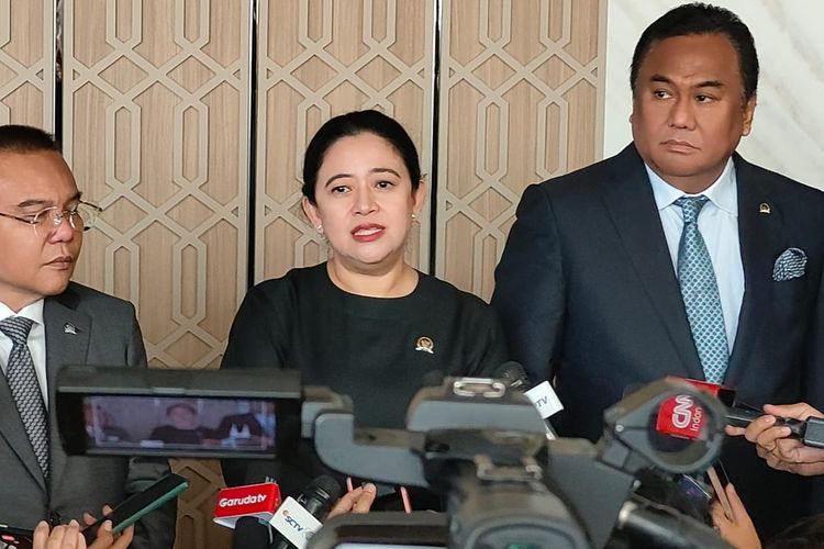 Ketua DPR Puan Maharani (tengah) dalam konferensi pers di Gedung DPR, Senayan, Jakarta, Kamis (28/3/2024) didampingi Wakil Ketua DPR Sufmi Dasco Ahmad, dan Rachmat Gobel.