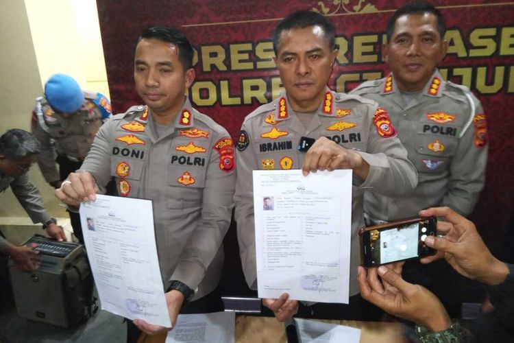 Jajaran Polda Jabar dan Polres Cianjur merilis penetapan tersangka kasus tabrak lari yang menewaskan mahasiswi. Polisi menetapkan SG (41) sopir Audi A6 sebagai tersangka.