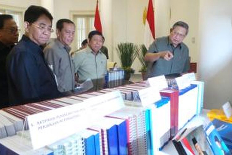 Presiden Susilo Bambang Yudhoyono menyerahkan lebih dari 2.688 buku yang mendokumentasikan kegiatannya selama 10 tahun ke Arsip Nasional RI, Jumat (17/10/2014).