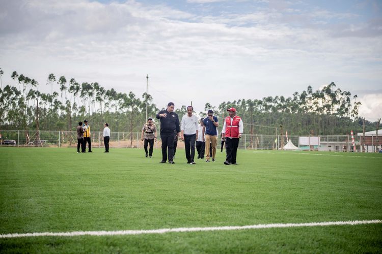 PT Adhi Karya (Persero) Tbk atau ADHI bersama Presiden Republik Indonesia (RI) Joko Widodo (Jokowi) dan sejumlah menteri melakukan peninjauan pembangunan Training Center (TC) PSSI di Ibu Kota Nusantara (IKN), Penajam Paser Utara, Kalimantan Timur (Kaltim), Selasa (13/8/2024).