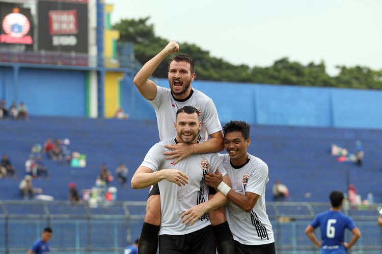 Penyerang Persija Jakarta, Marko SImic (tengah) dan rekan-rekannya merayakan gol ke gawang Sabah FA pada laga kedua Grup B Piala Gubernur Jawa Timur 2020, di Stadion Kanjuruhan, Malang, Kamis, 13 Februari 2020.