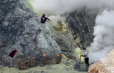 Penambang Belerang di Kawah Ijen Banyuwangi Nekat Beraktivitas ...
