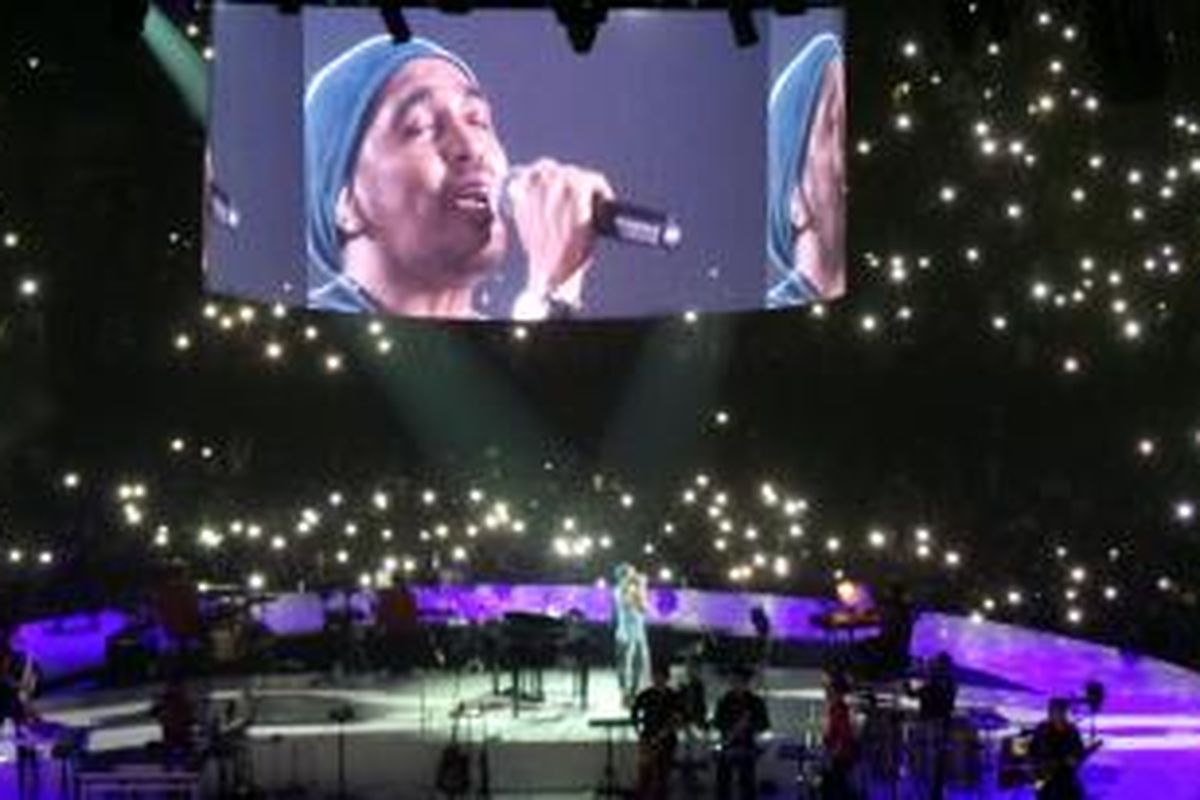 Glenn Fredly menggelar konser Menanti Arah di Istora Senayan, Jakarta Pusat, Sabtu (17/10/2015) malam. Konser ini diselenggarakan untuk memperingati 20 tahun berkarya artis musik berdarah Ambon tersebut.