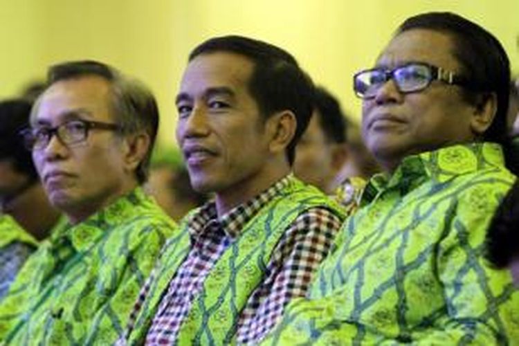 Oesman Sapta Odang (kanan) bersama Joko Widodo saat acara hari jadi ke-41 HKTI di Jakarta Selatan, Senin (16/6/2014).  