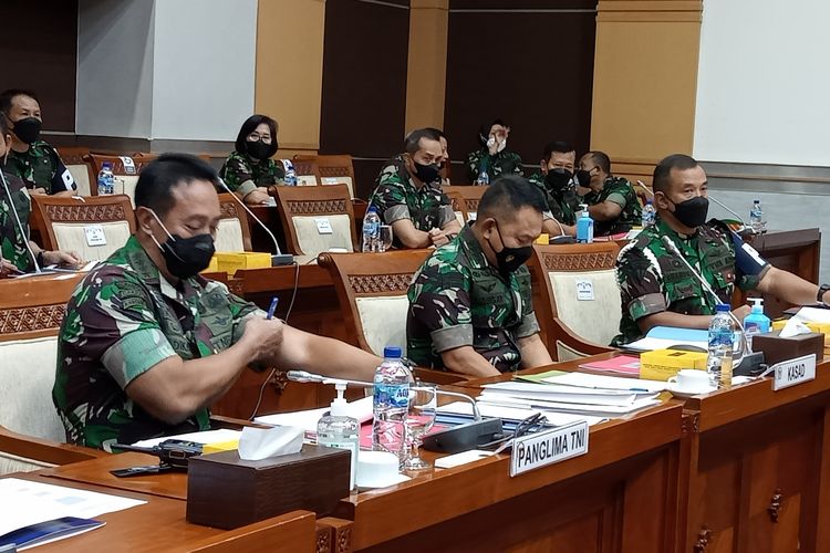 Panglima TNI Jenderal Andika Perkasa dalam rapat bersama Komisi I di Gedung DPR, Jakarta, Senin (24/1/2022).