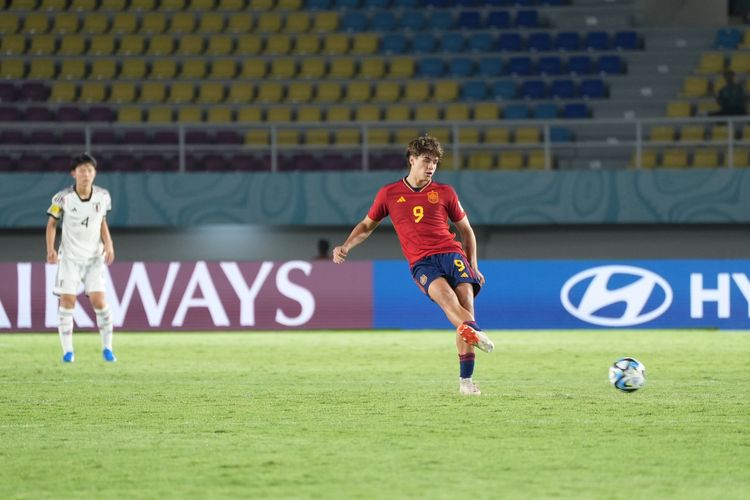 Aksi penyerang timnas U17 Spanyol, Marc Guiu, dalam laga melawan Jepang pada babak 16 besar Piala Dunia U17 2023. Laga Spanyol vs Jepang tersebut digelar di Stadion Manahan, Solo, pada Senin (20/11/2023) malam WIB.