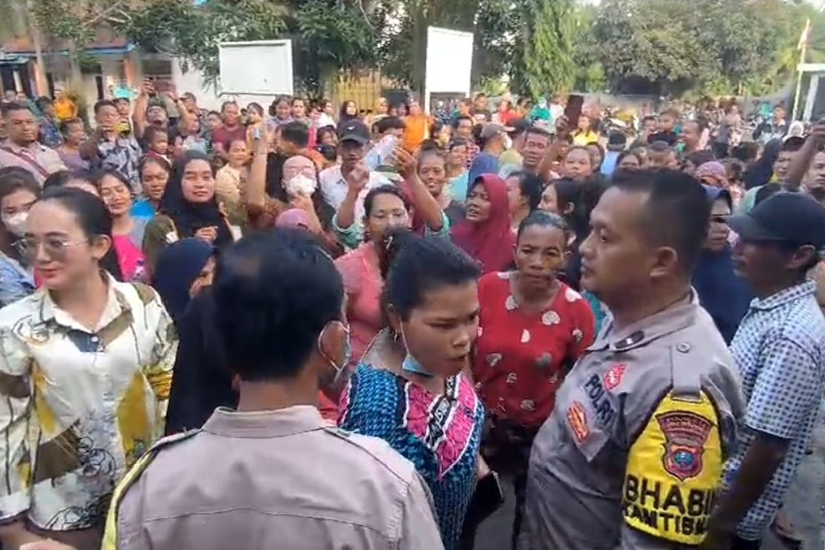Warga Desa Kelambir menolak keberadaan 146 pengungsi Rohingya di Aula Camat Pantai Labu, Deli Serdang, Sumatera Utara, Kamis (24/10/2024)