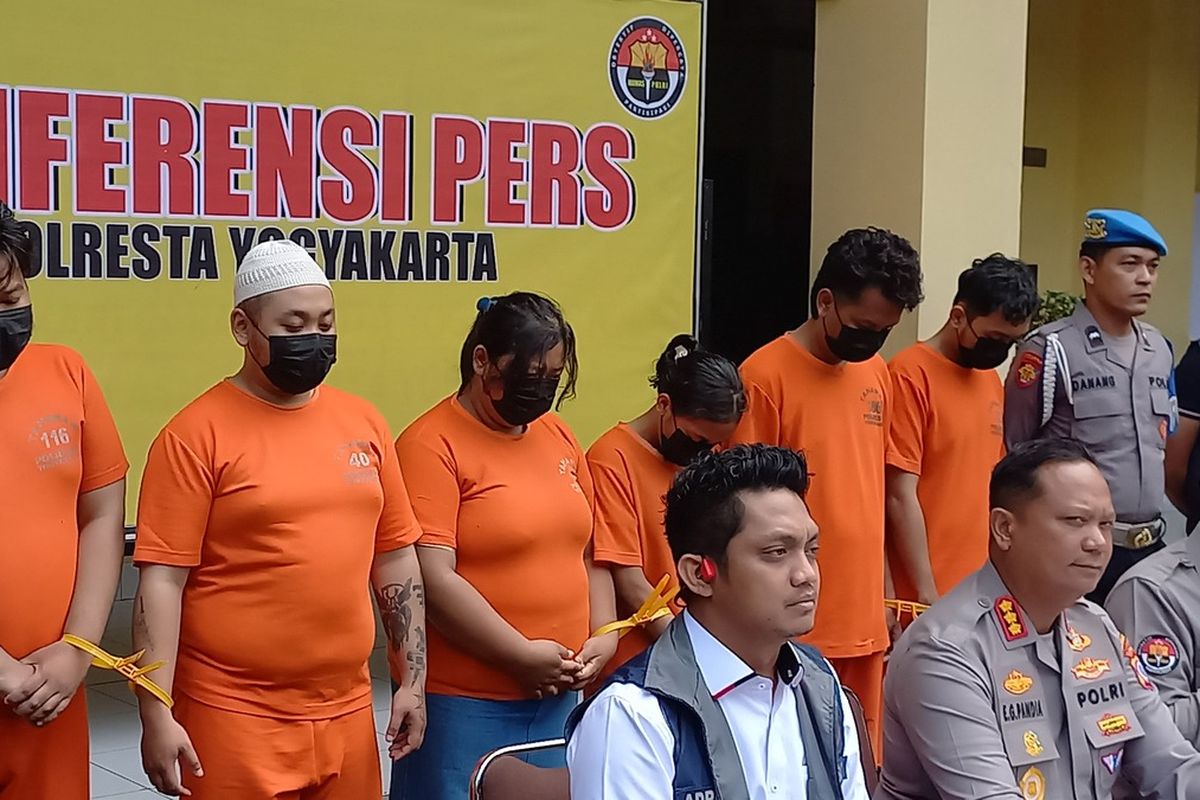 Polresta Yogyakarta saat konfrensi pers kasus love scamming sasar warga negara asing, Rabu (7/1/2025)
