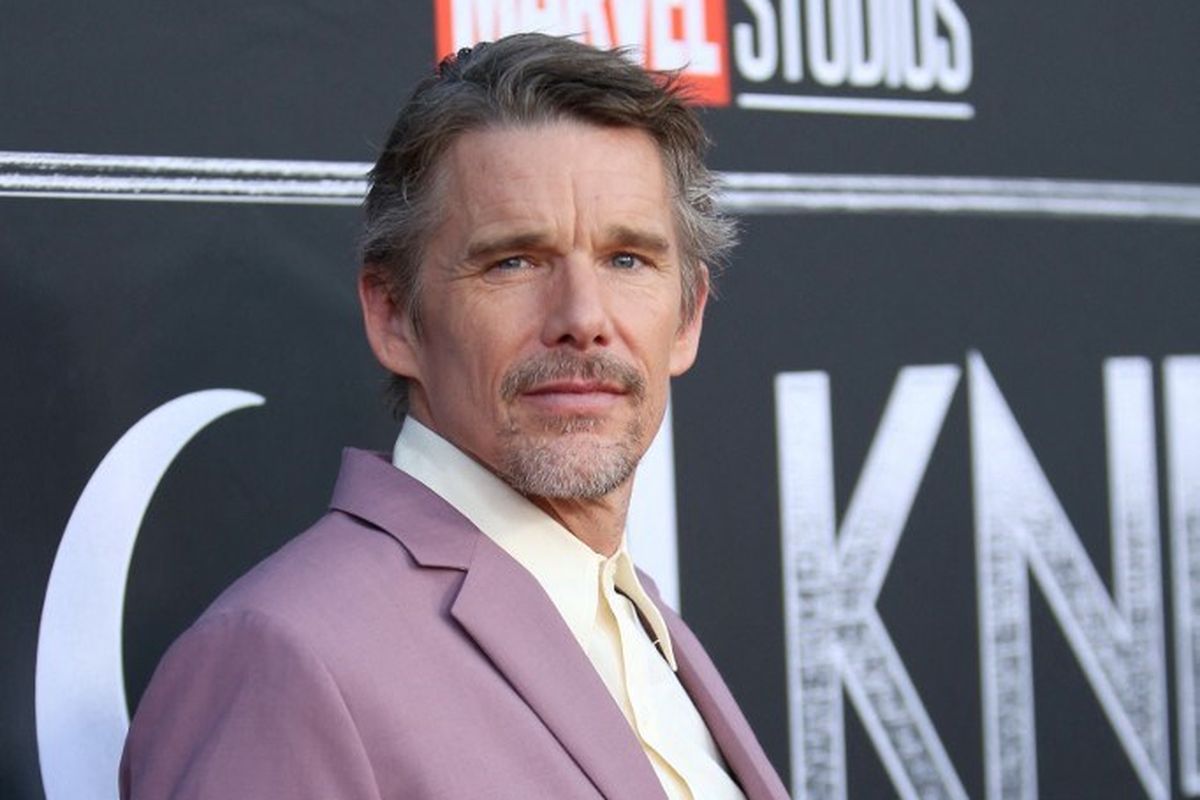 Aktor Ethan Hawke menghadiri peluncuran drama seri Moon Knight yang diselenggarakan di El Capitan Theatre,  Hollywood, California, pada 22 Maret 2022. 