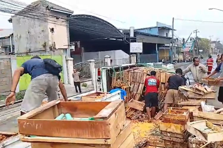 Pikap Bermuatan Telur Terguling di Bypass Pandaan, Lalu Lintas Macet 3 Jam