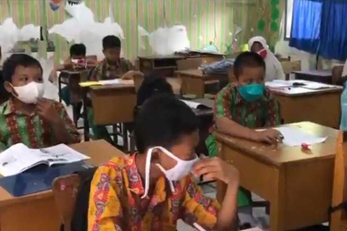 Murid SDN 81 Pekanbaru, Riau, memakai masker saat ujian kenaikan kelas, karena bau sampah, Kamis (13/6/2025).