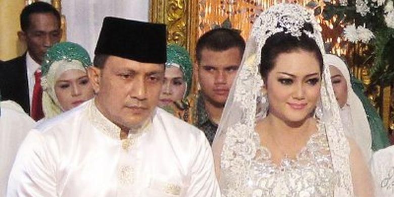 Bella Saphira dan Agus Surya Bakti menjalani akad nikah di Stabat, Langkat, Sumatera Utara, Jumat (30/8/2013).