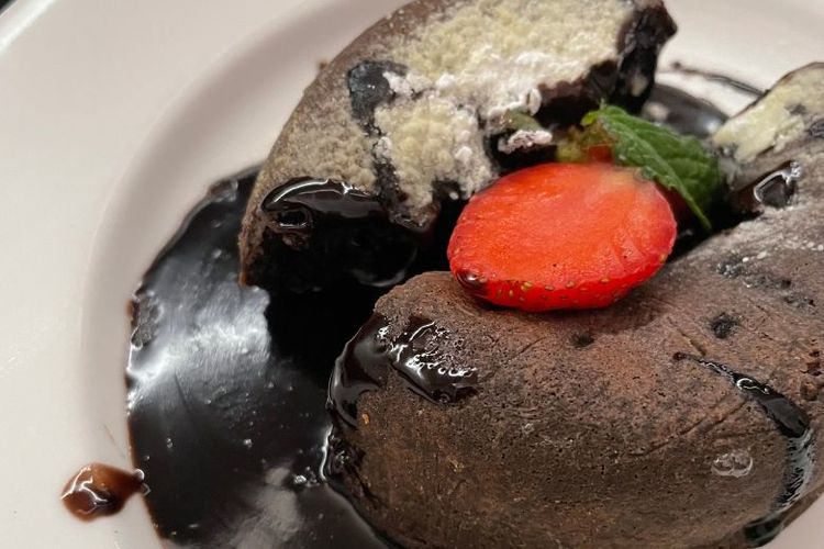 Hidangan penutup kue lava klasik dari BRIQ Bistro, Moelleux Au Chocolat.