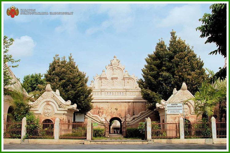 Gapura Panggung sebagai pintu gerbang obyek wisata Tamansari, Yogyakarta.