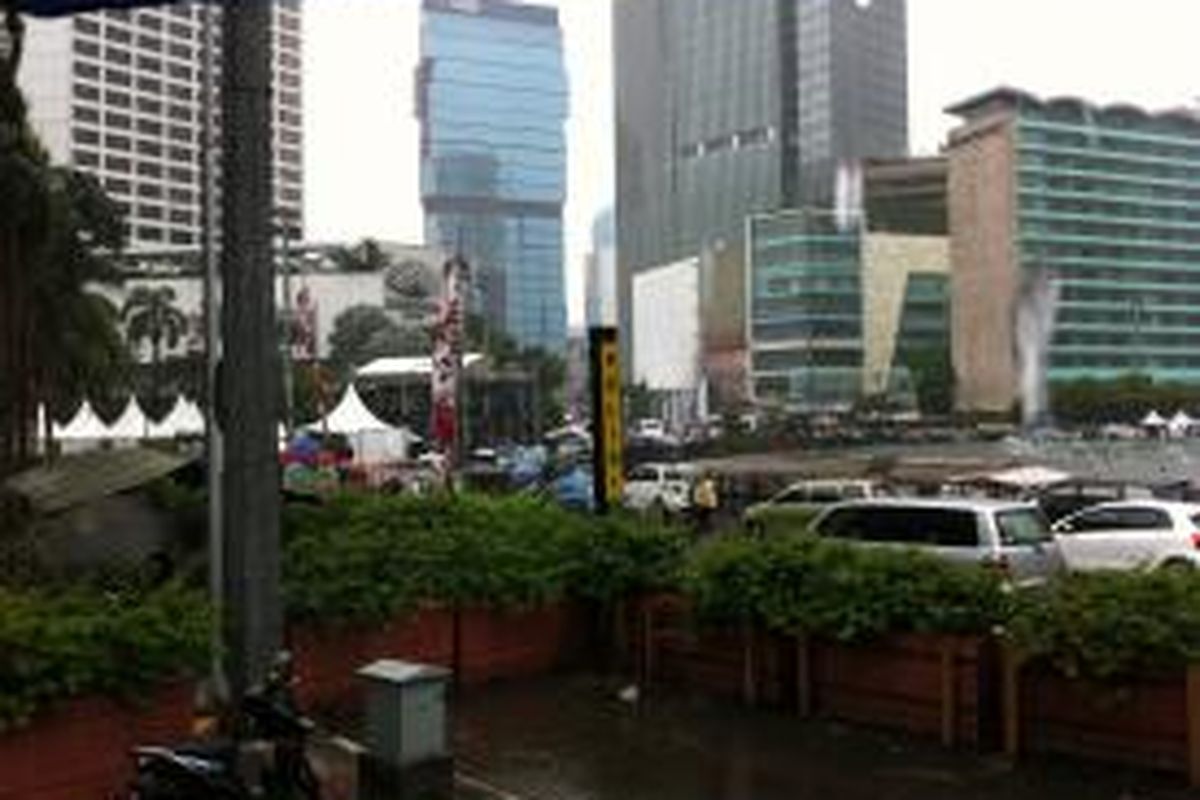 Hujan deras dan angin terpantau di kawasan Bundaran Hotel Indonesia dan sekitarnya, Rabu (31/12/2014).