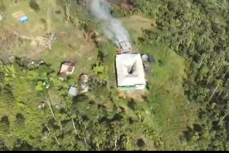 Nampak dari udara Puskesmas Kiwirok terbakar. Diduga dilakukan oleh KKB di wilayah Kabupaten Pegunungan Bintang, Papua Pegunungan, Senin (29/9/2025).