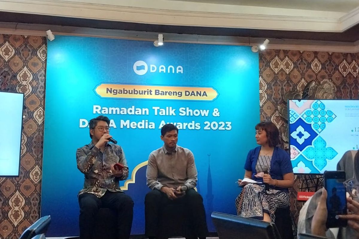 Head of Marketing DANA Indonesia,  Lim Wimawan Kusuma dan  VP of Business Operation DANA Indonesia, Luqman Ibnu Purnomo memberikan paparan saat media gathering Ngabuburit di Jakarta, Kamis (6/4/2023).