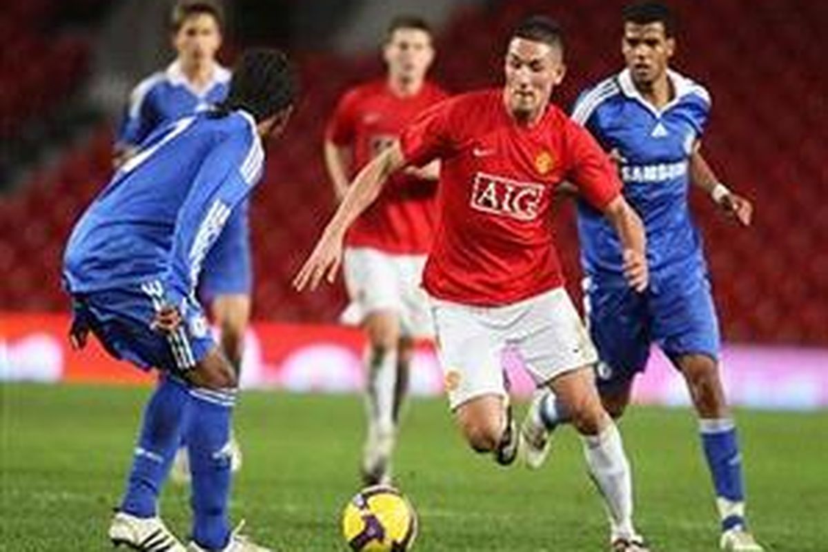 Pemain muda MU, Federico Macheda (kanan), masuk skuad Liga Champions saat tandang ke markas Inter Milan.